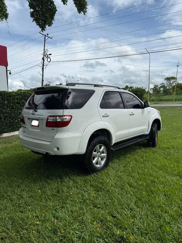 Vista 4 del vehículo: Toyota Fortuner 4x4