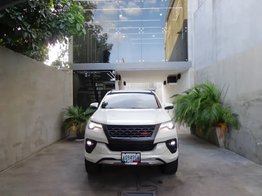 Vista 24 del vehículo: Toyota Fortuner Trd Sr5 Dubai