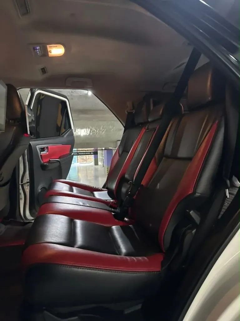 Vista 6 del vehículo: Toyota Fortuner Legender