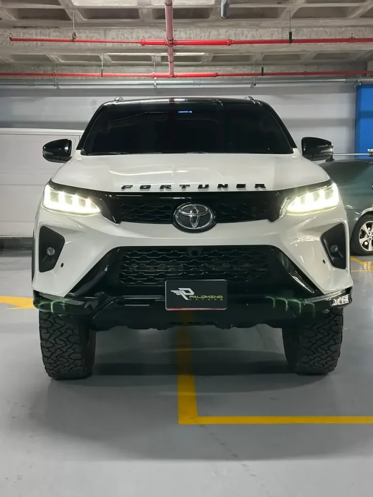 Vista 8 del vehículo: Toyota Fortuner Legender