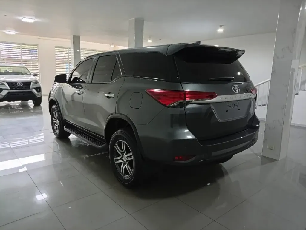 Vista 12 del vehículo: Toyota Fortuner Dubai 2.7l 4x4 Maracaibo