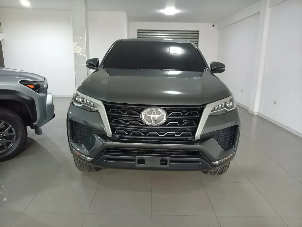 Vista 3 del vehículo: Toyota Fortuner Dubai 2.7l 4x4 Maracaibo