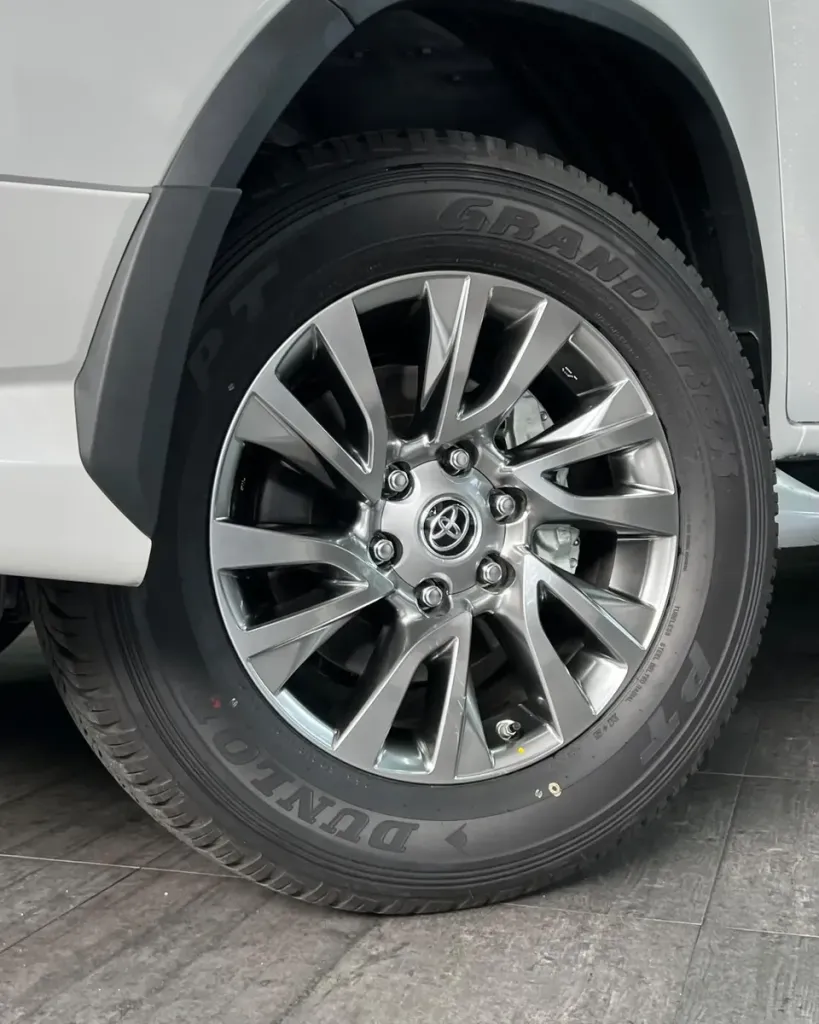 Vista 2 del vehículo: Toyota Fortuner Vx-r