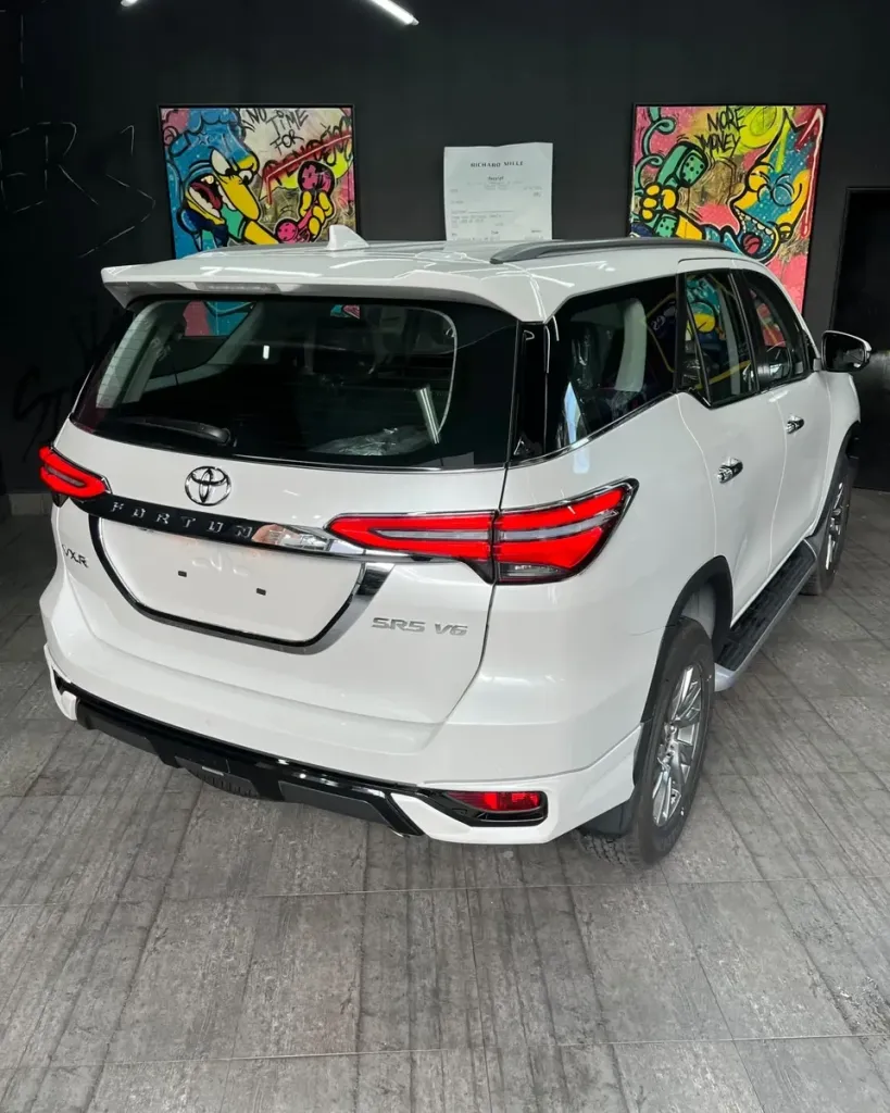 Vista 12 del vehículo: Toyota Fortuner Vx-r