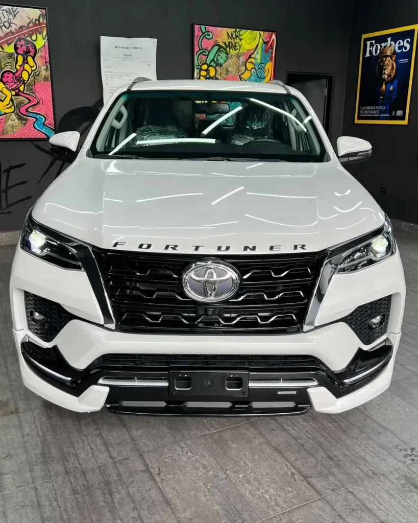 Vista 17 del vehículo: Toyota Fortuner Vx-r