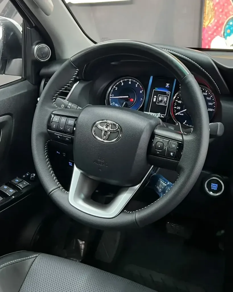 Vista 21 del vehículo: Toyota Fortuner Vx-r