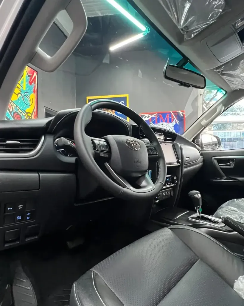Vista 24 del vehículo: Toyota Fortuner Vx-r