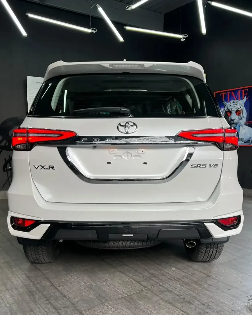 Vista 28 del vehículo: Toyota Fortuner Vx-r