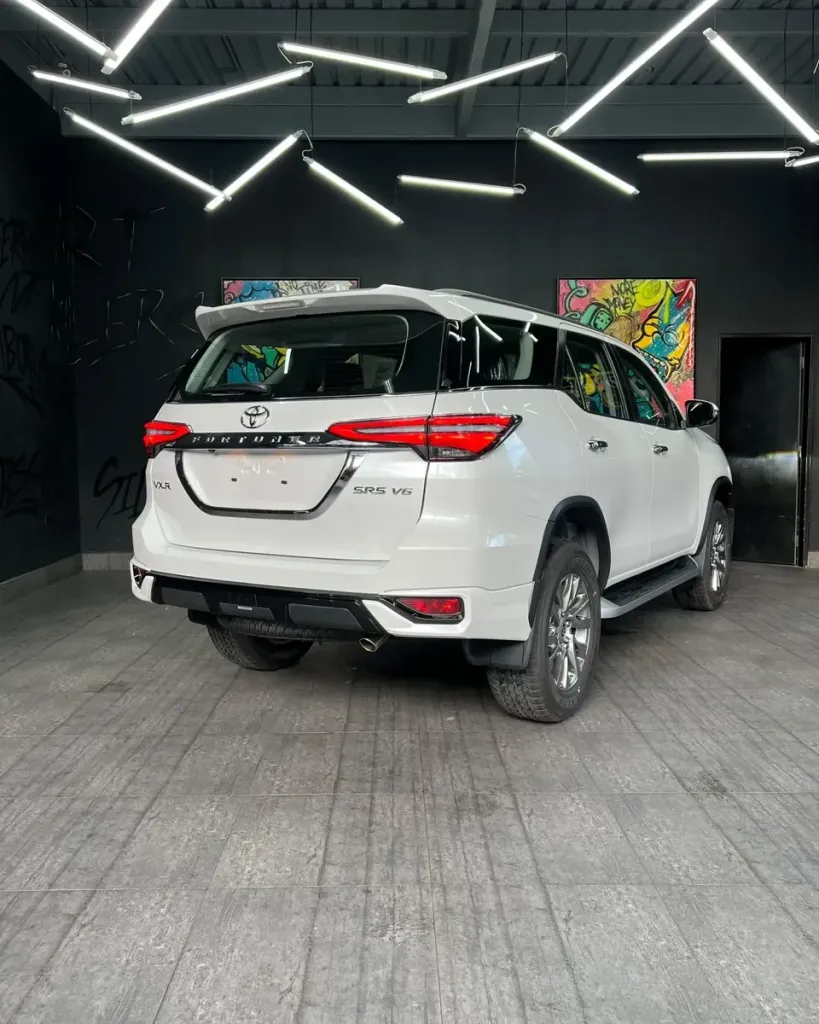 Vista 30 del vehículo: Toyota Fortuner Vx-r