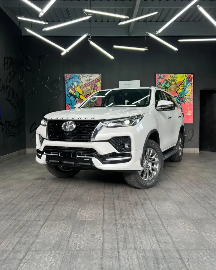Vista 32 del vehículo: Toyota Fortuner Vx-r