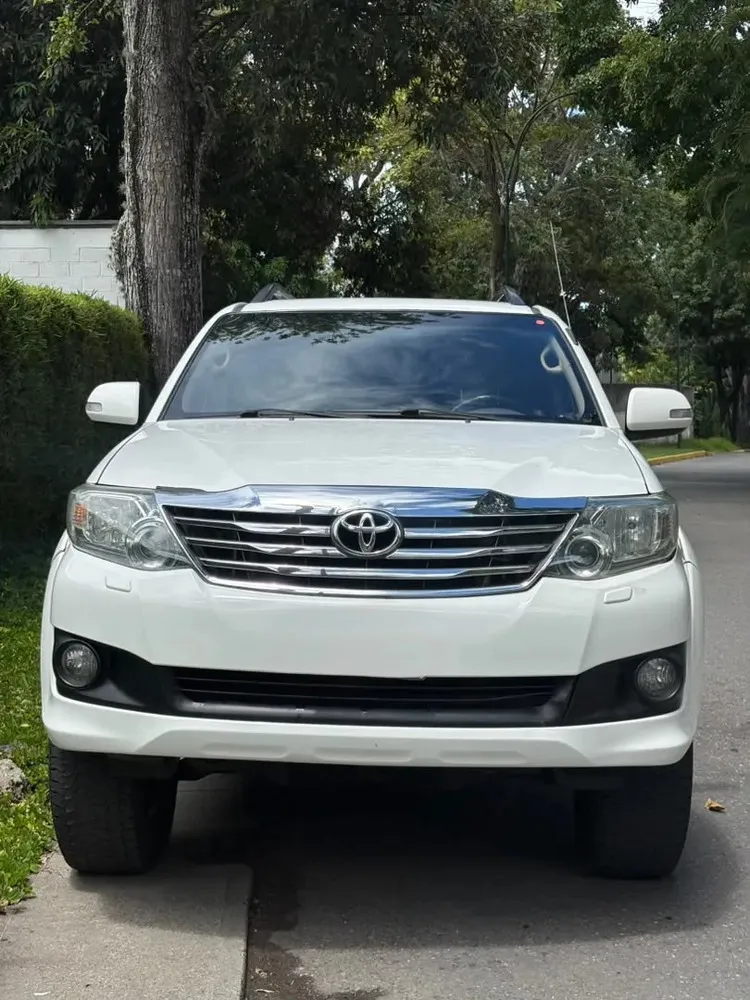 Vista 5 del vehículo: Toyota Fortuner