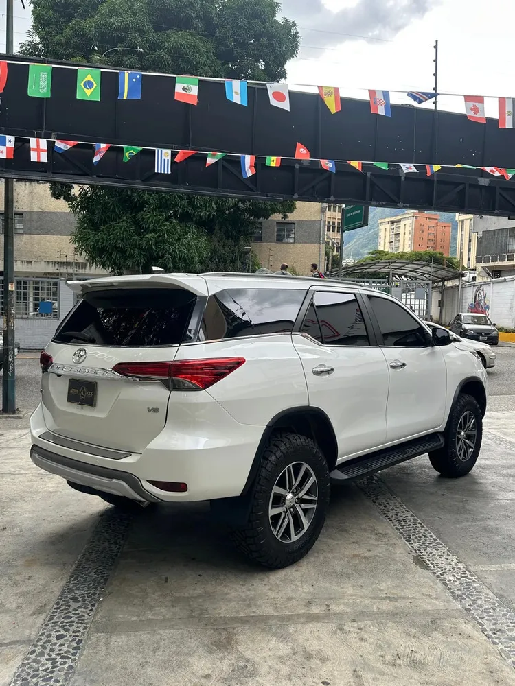 Vista 13 del vehículo: Toyota Fortuner
