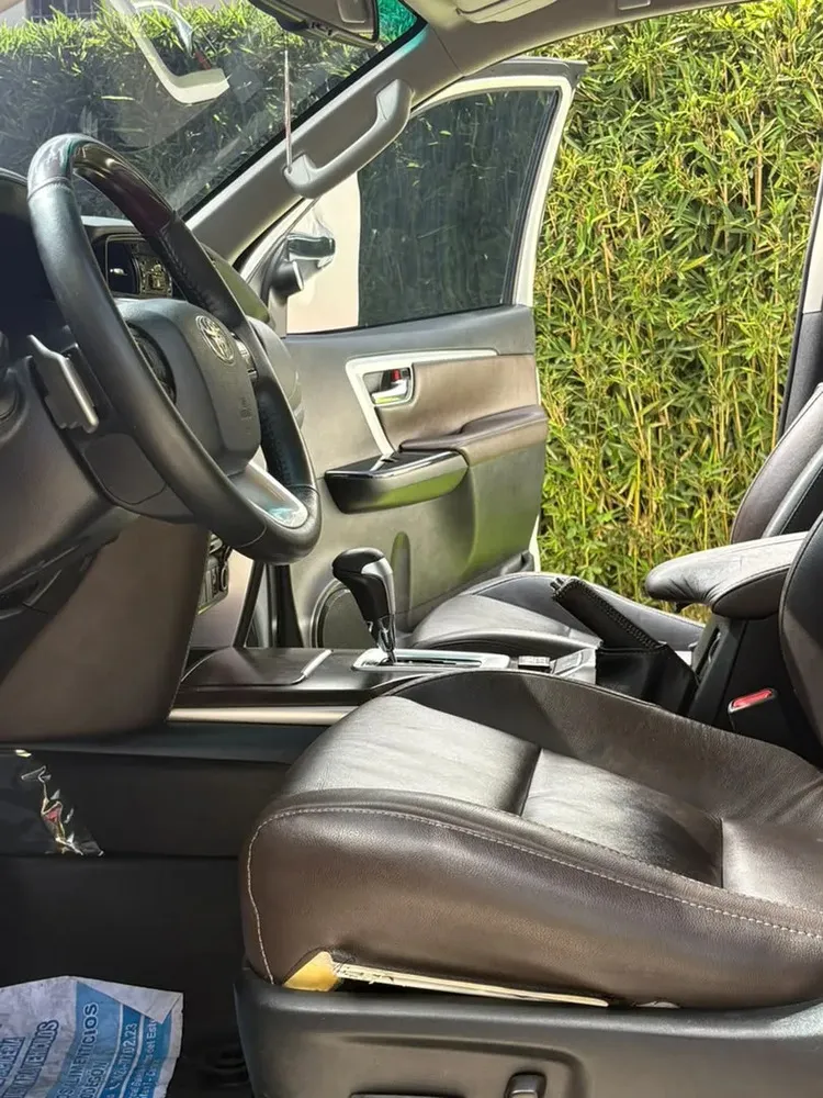 Vista 10 del vehículo: Toyota Fortuner