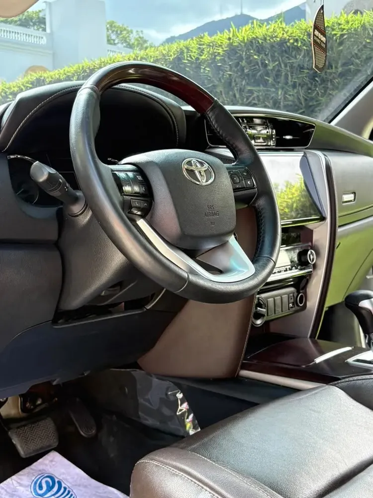 Vista 6 del vehículo: Toyota Fortuner