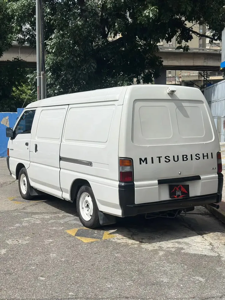 Vista 4 del vehículo: Mitsubishi Panel
