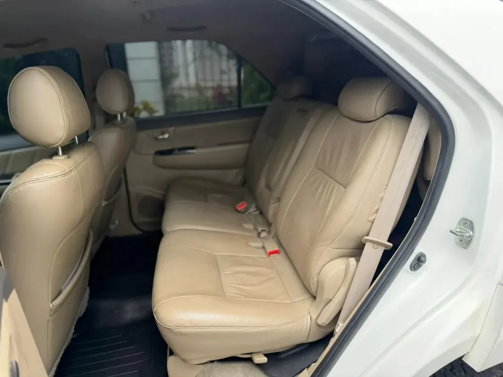 Vista 10 del vehículo: Toyota Fortuner