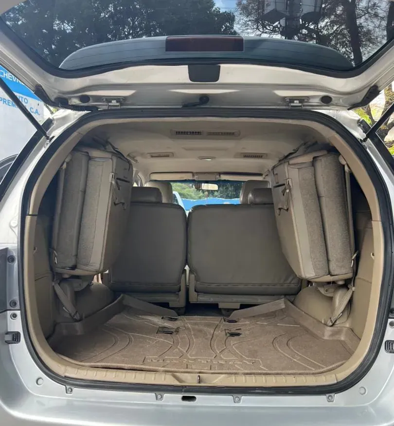 Vista 10 del vehículo: Toyota Fortuner