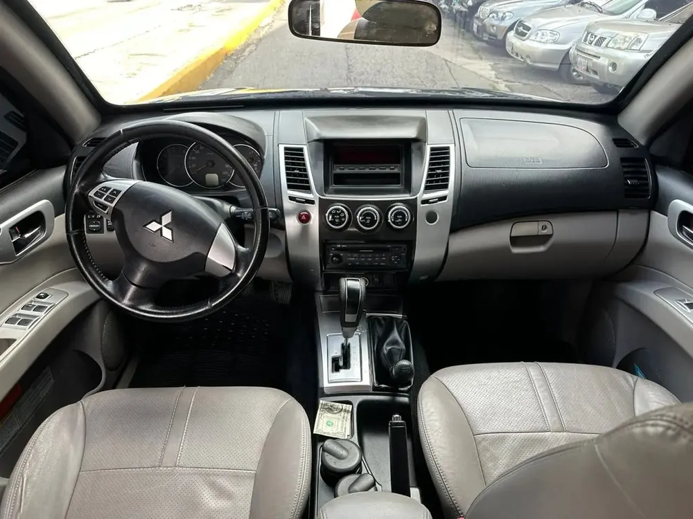 Vista 9 del vehículo: Mitsubishi Montero Sport