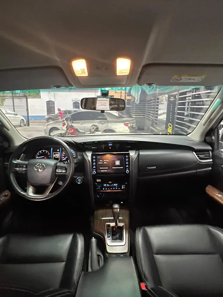 Vista 4 del vehículo: Toyota Fortuner