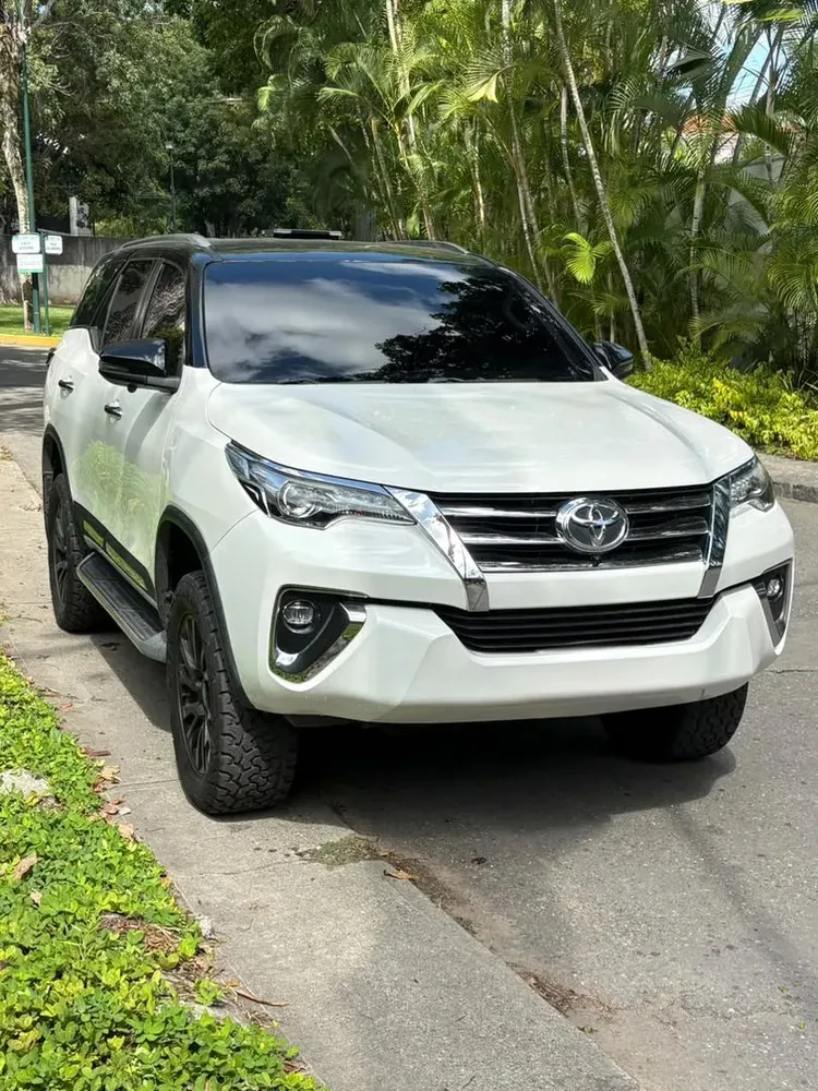 Vista 3 del vehículo: Toyota Fortuner