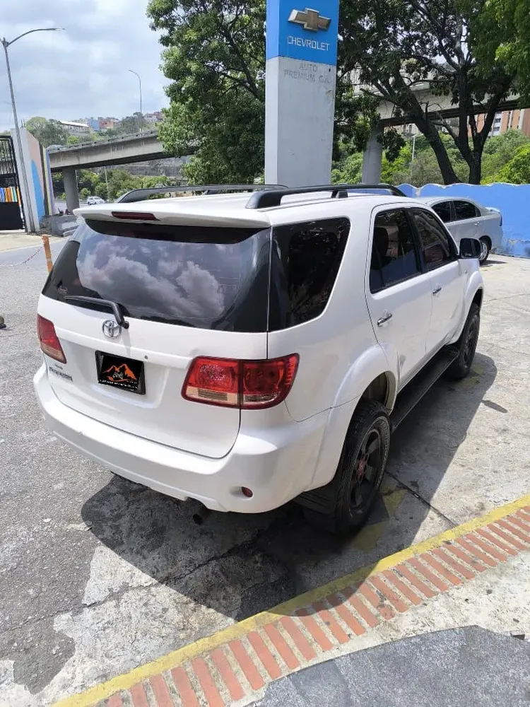 Vista 10 del vehículo: Toyota Fortuner