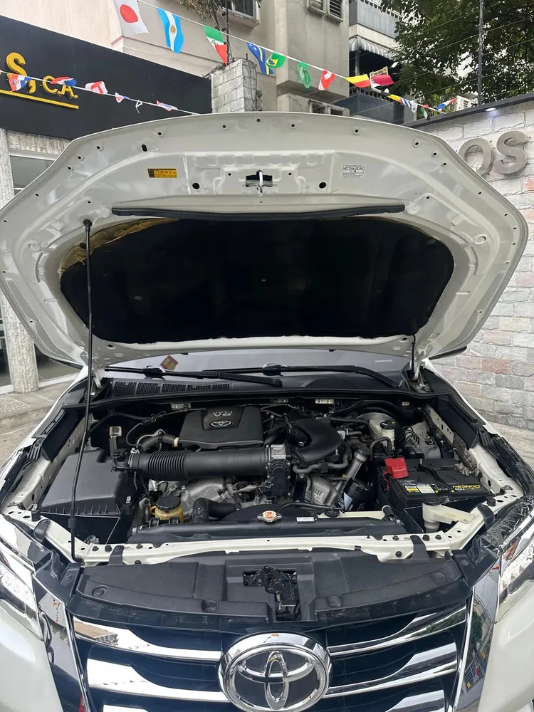 Vista 10 del vehículo: Toyota Fortuner