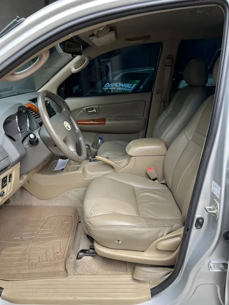 Vista 9 del vehículo: Toyota Fortuner