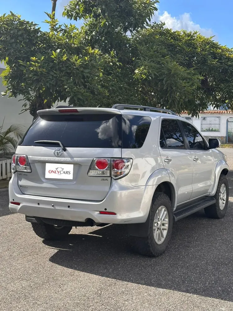 Vista 4 del vehículo: Fortuner 2015