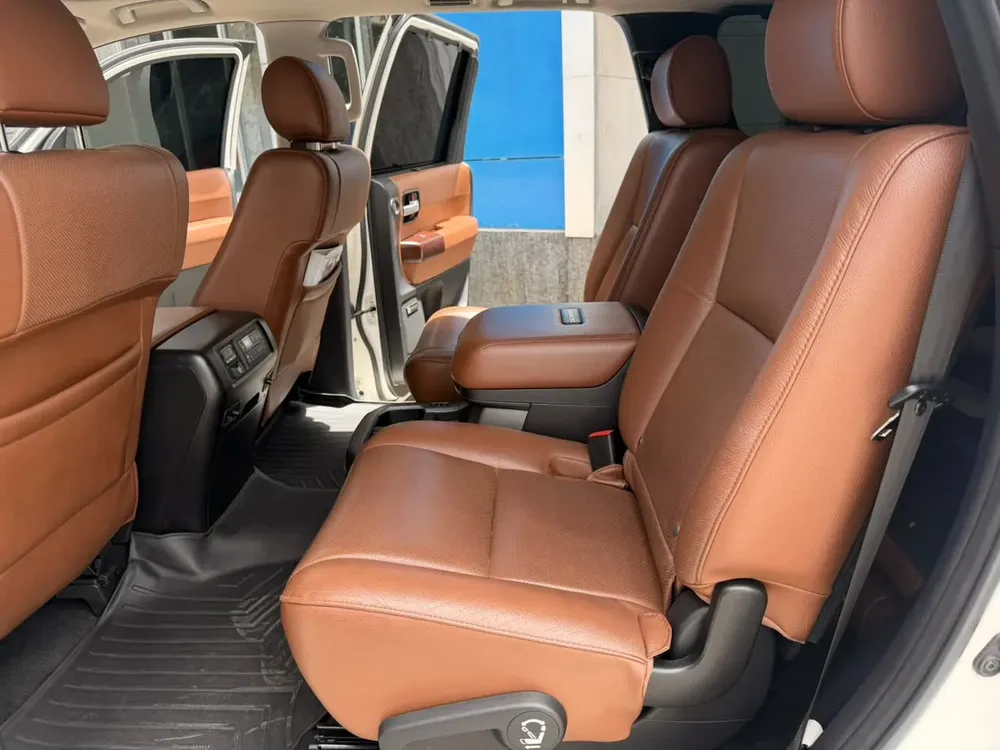 Vista 9 del vehículo: Toyota Sequoia