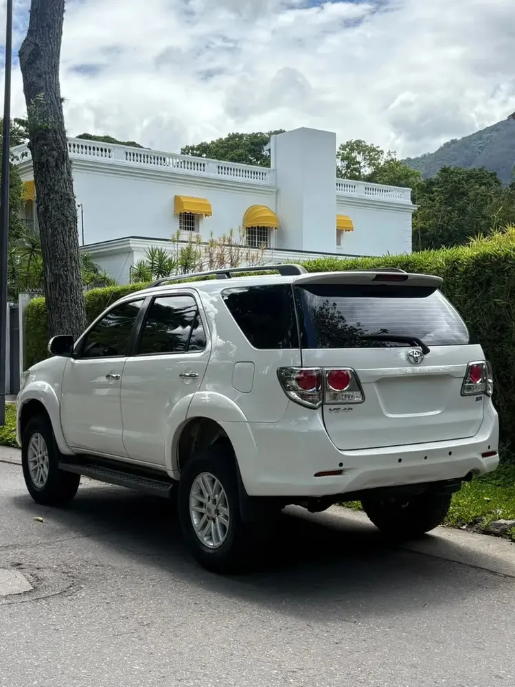 Vista 3 del vehículo: Toyota Fortuner