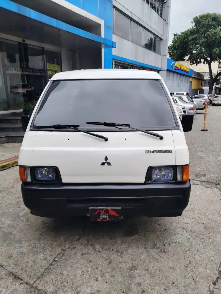 Vista 2 del vehículo: Mitsubishi Panel