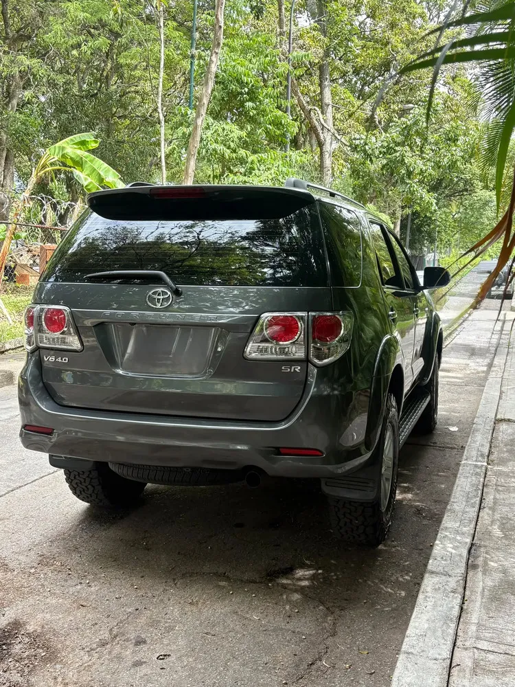Vista 7 del vehículo: Toyota Fortuner