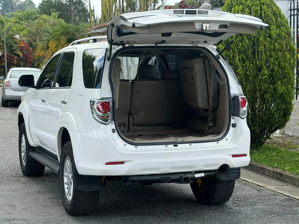 Vista 7 del vehículo: Toyota Fortuner