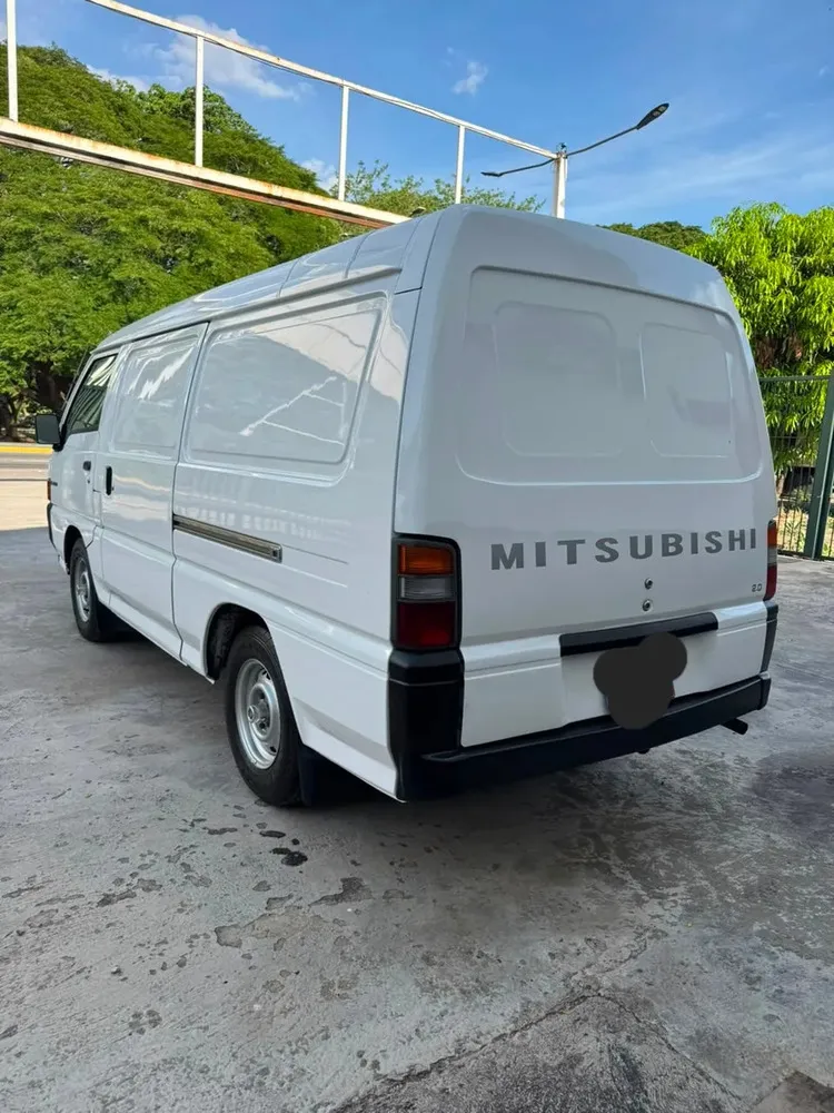 Vista 4 del vehículo: Mitsubishi Panel