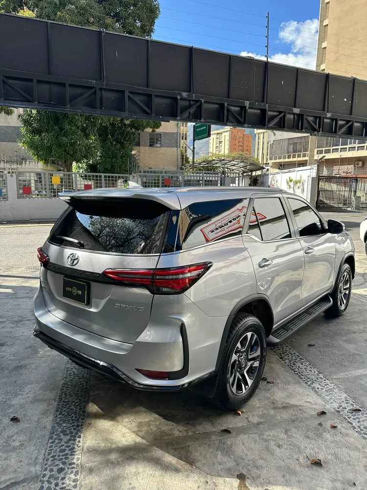 Vista 9 del vehículo: Toyota Fortuner