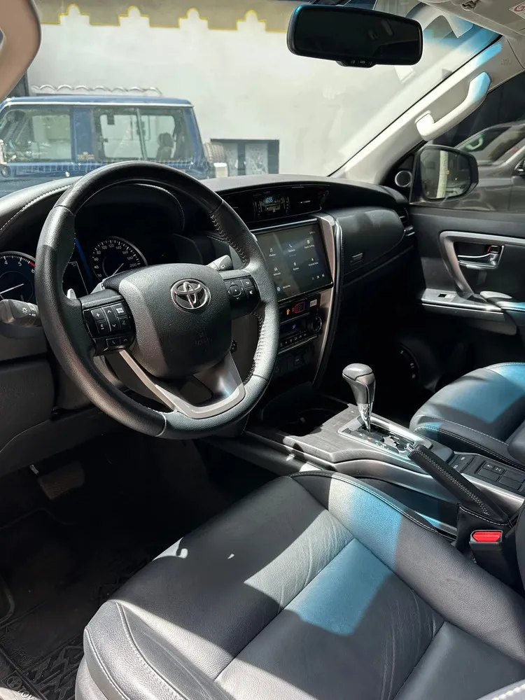 Vista 10 del vehículo: Toyota Fortuner