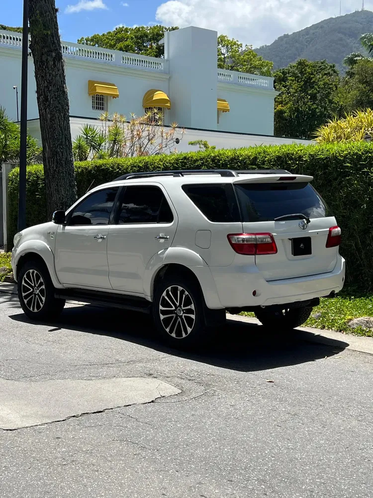 Vista 5 del vehículo: Toyota Fortuner