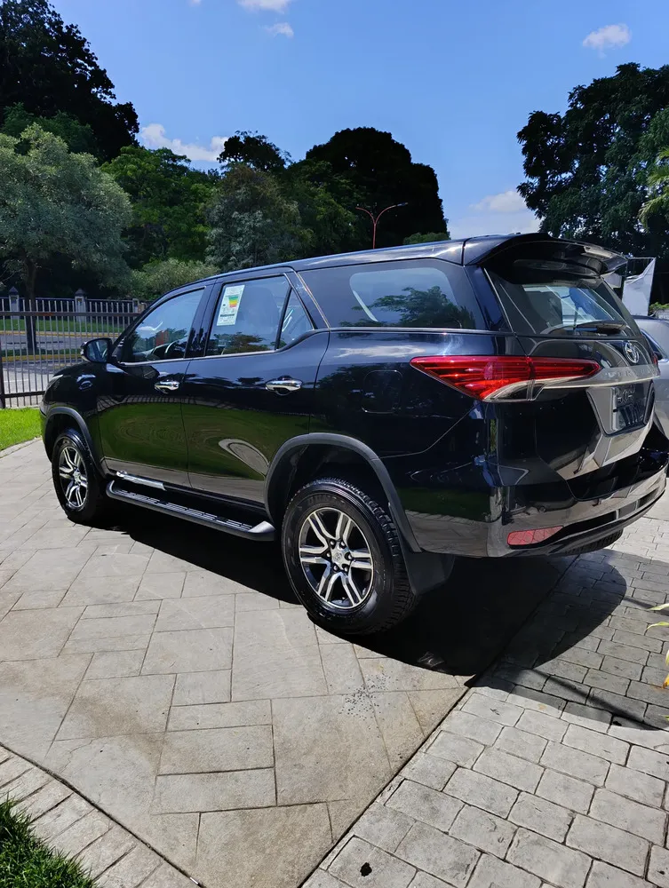 Vista 7 del vehículo: Toyota Fortuner