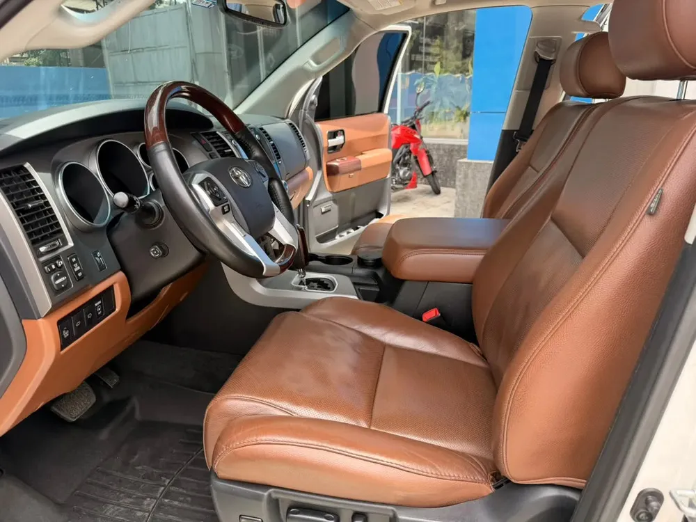 Vista 10 del vehículo: Toyota Sequoia