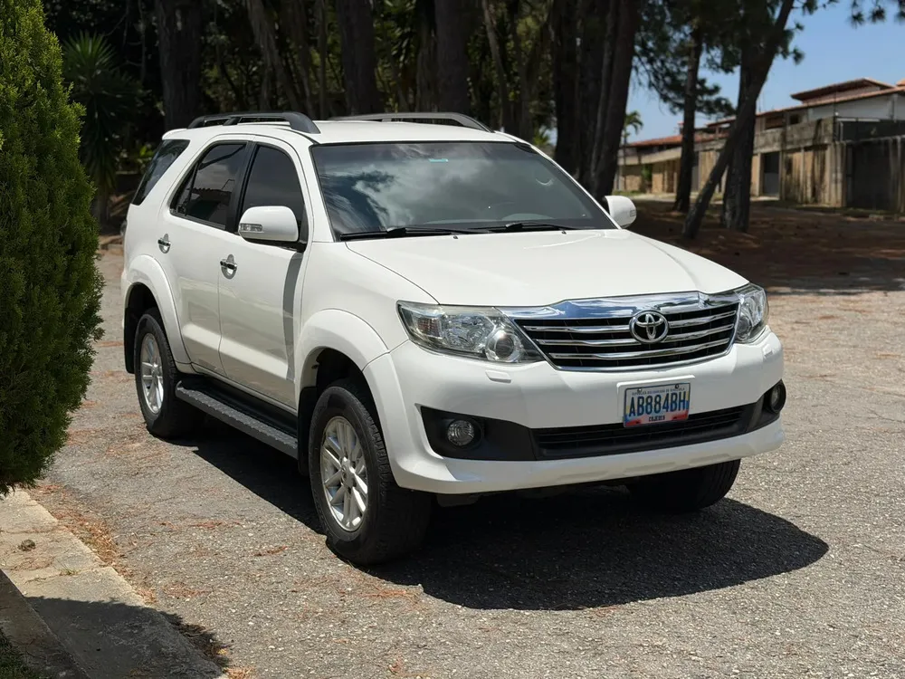 Vista 3 del vehículo: Toyota Fortuner