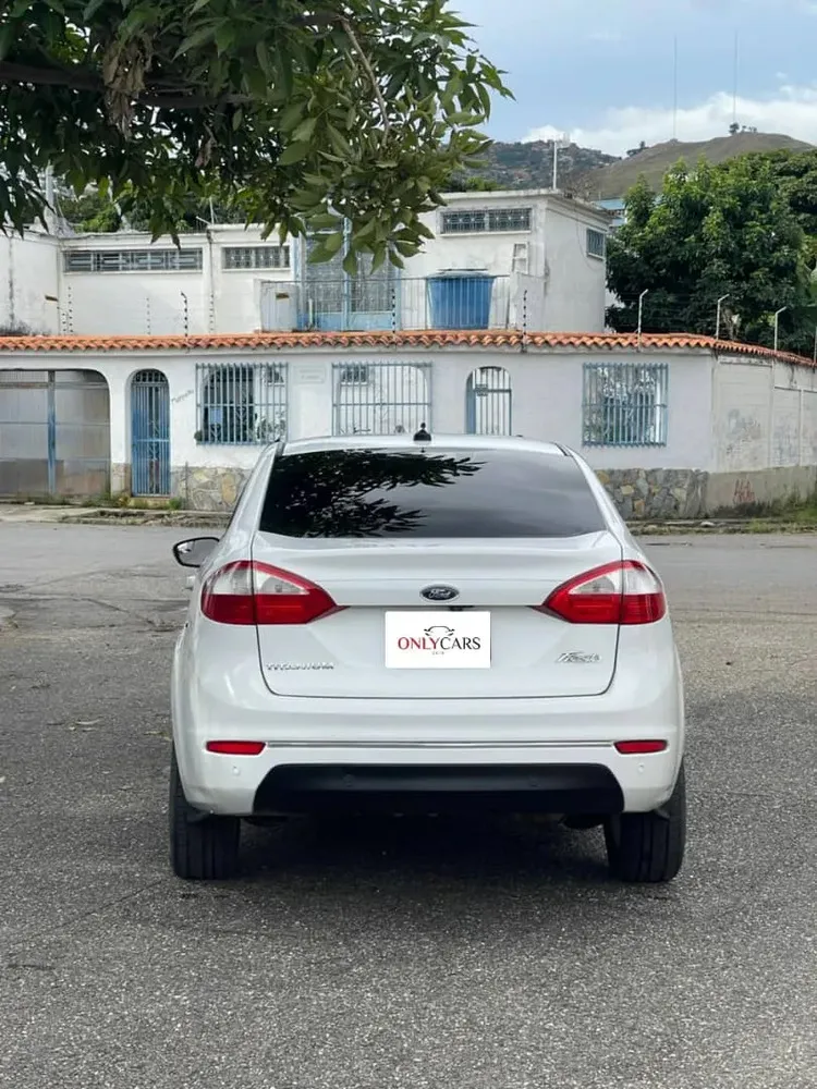 Vista 6 del vehículo: Ford Fiesta Titanium