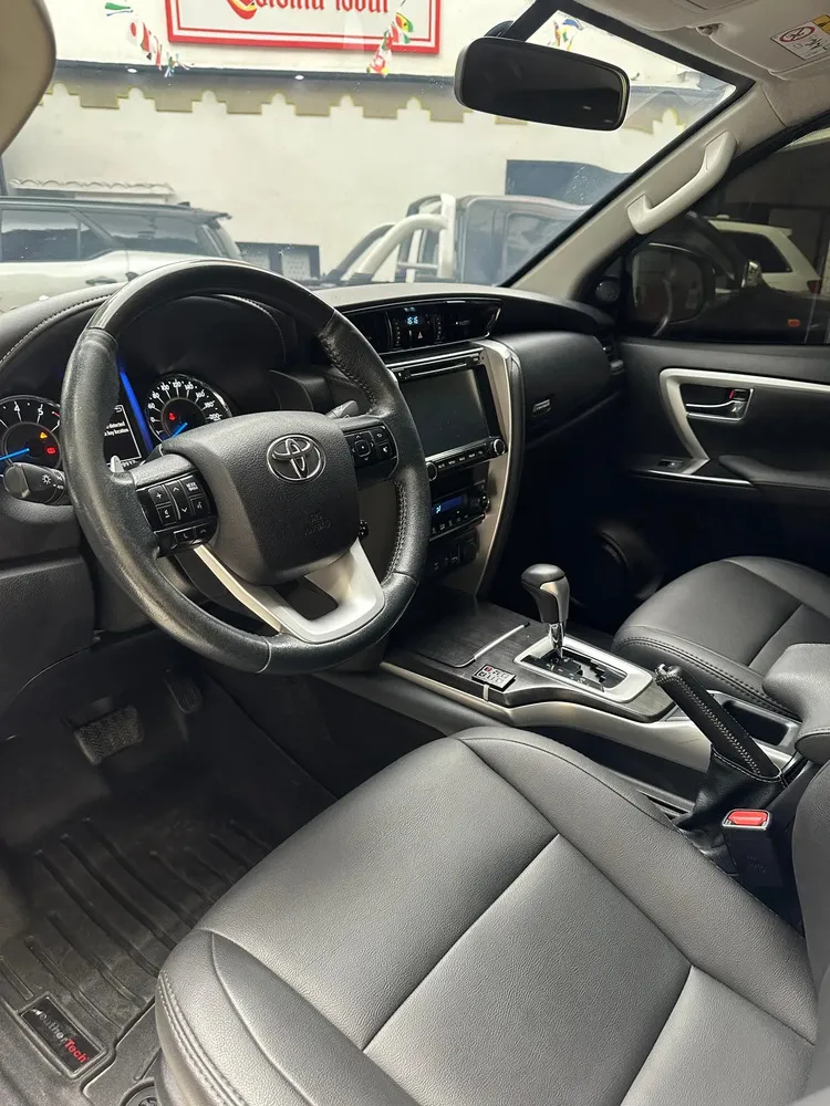 Vista 9 del vehículo: Toyota Fortuner