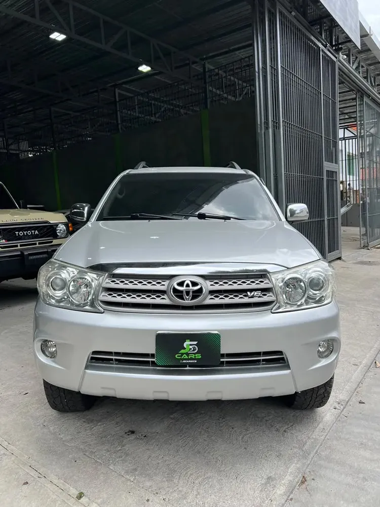 Vista 2 del vehículo: Toyota Fortuner
