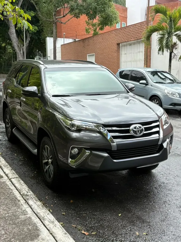 Vista 5 del vehículo: Fortuner Dubai