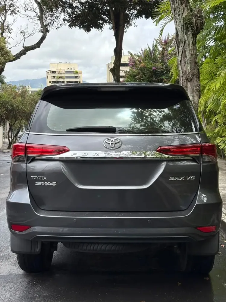 Vista 9 del vehículo: Fortuner Dubai