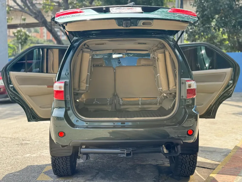 Vista 7 del vehículo: Toyota Fortuner