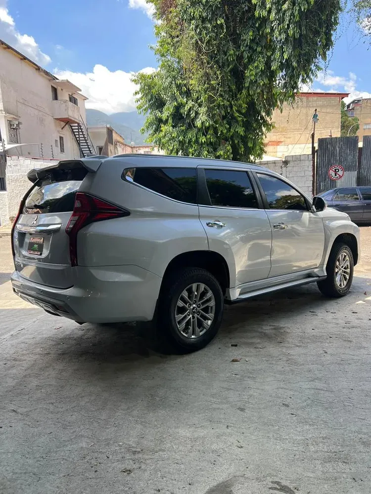 Vista 3 del vehículo: Mitsubishi Pajero