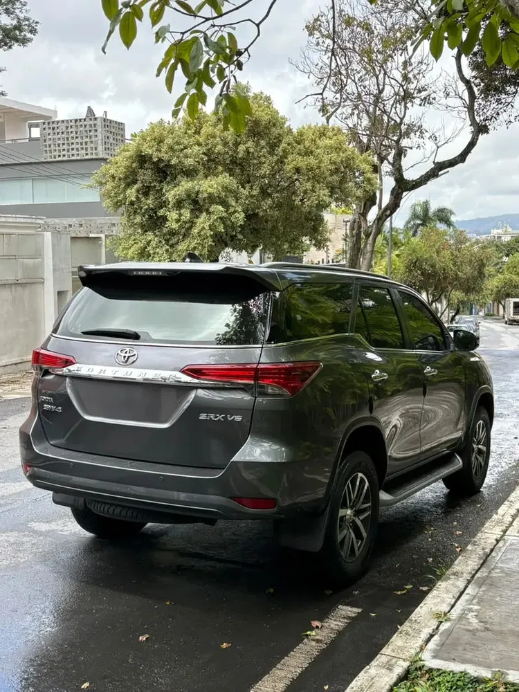 Vista 16 del vehículo: Fortuner Dubai