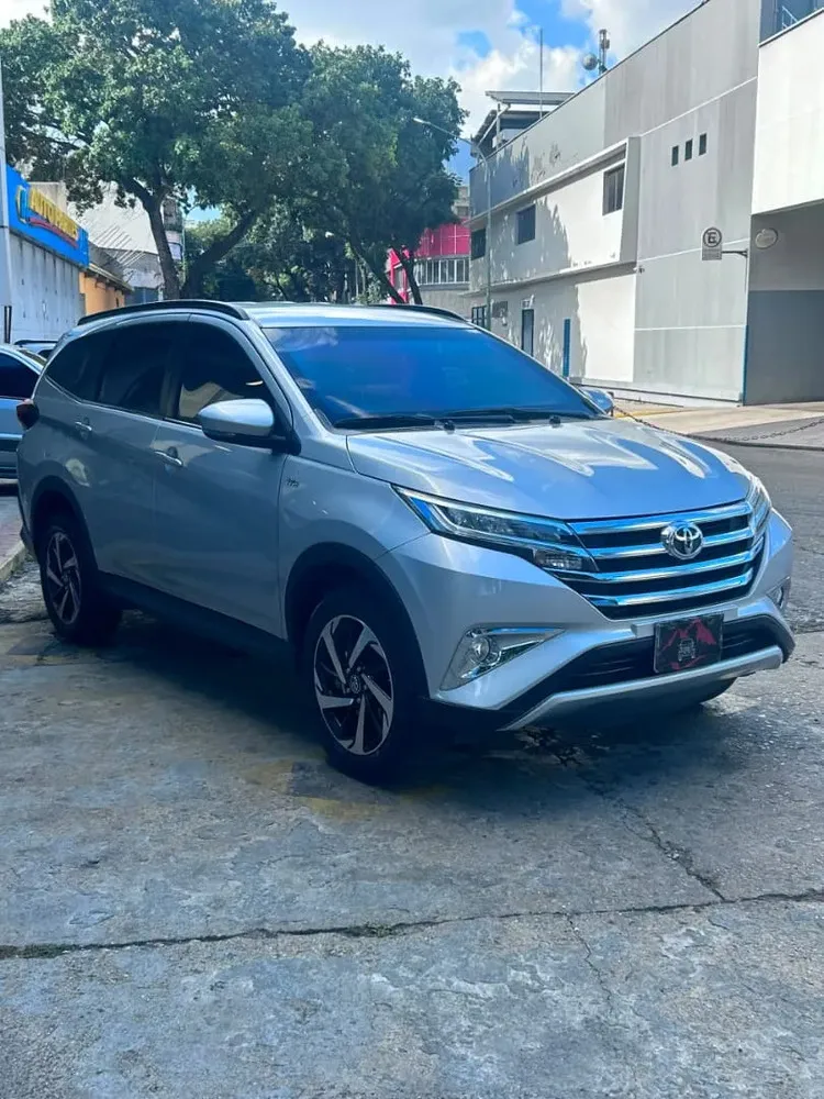 Vista 4 del vehículo: Toyota Rush
