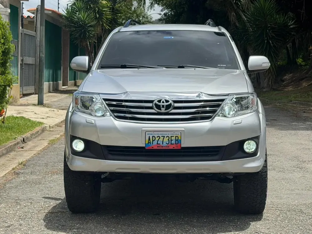 Vista 3 del vehículo: Toyota Fortuner